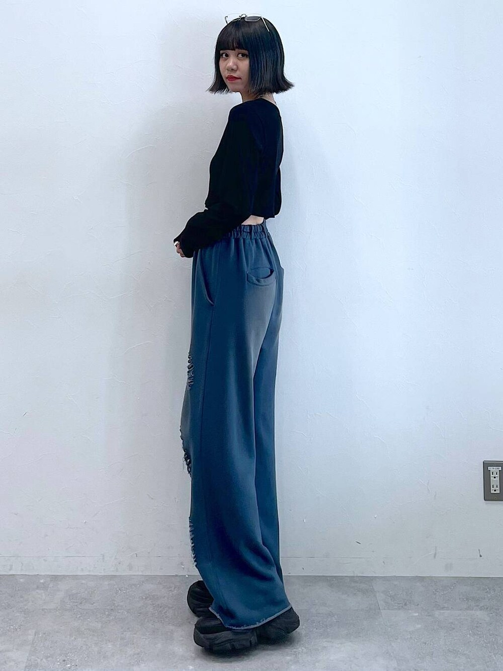 「ロンT、差し色コーデ、高身長、韓国系、韓国ファッション、ユニセックス、女子ウケ、夏コーデ、秋コーデ、骨格ナチュラル、モード、カジュアル、PAGEBOY、PBLIM、着痩せ・細見え」｜「PAGEBOYのプラットチャンキースニーカー（スニーカー、ブラック系）」を使った、Kotohaさん（レディース・170cm）の秋コーディネートの3枚目の写真