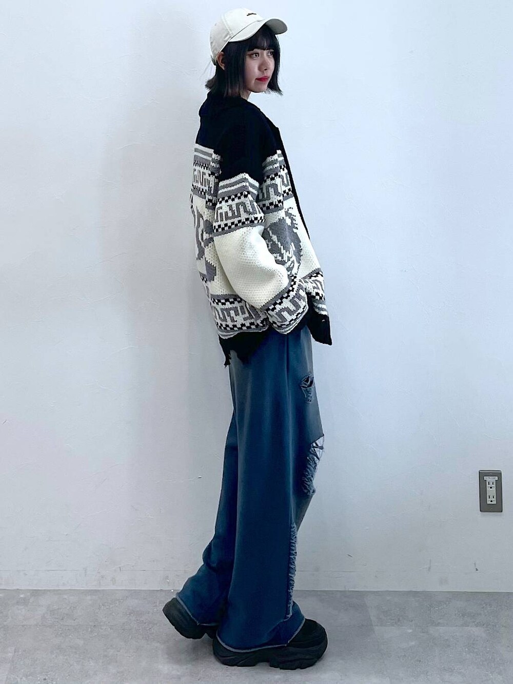 ブラック系のスニーカー、ブルー系のスウェットパンツ、ブラック系のTシャツ/カットソーを着用したレディースの秋コーディネートの2枚目の写真