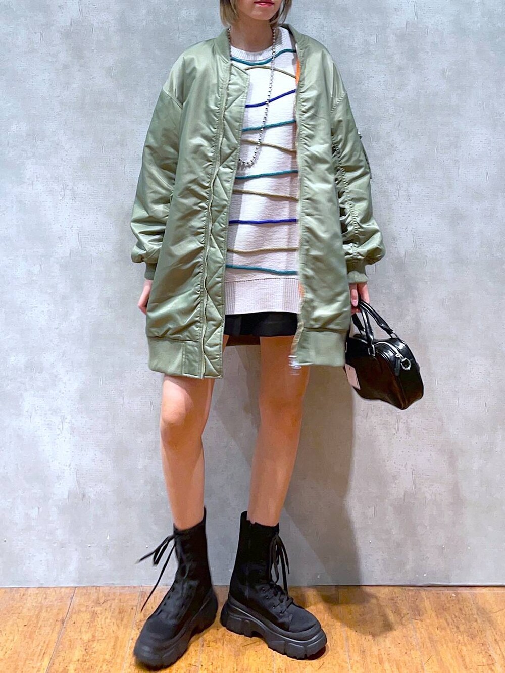 ブラック系のその他パンツ、グリーン系のMA-1、ブラック系のブーツを着用したレディースの冬コーディネートの3枚目の写真