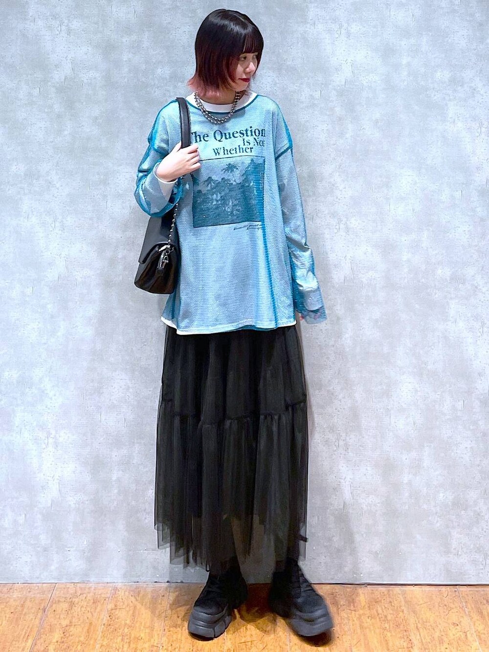 ホワイト系のTシャツ/カットソー、ブラック系のショルダーバッグ、ブラック系のスカートを着用したレディースの春コーディネートの2枚目の写真