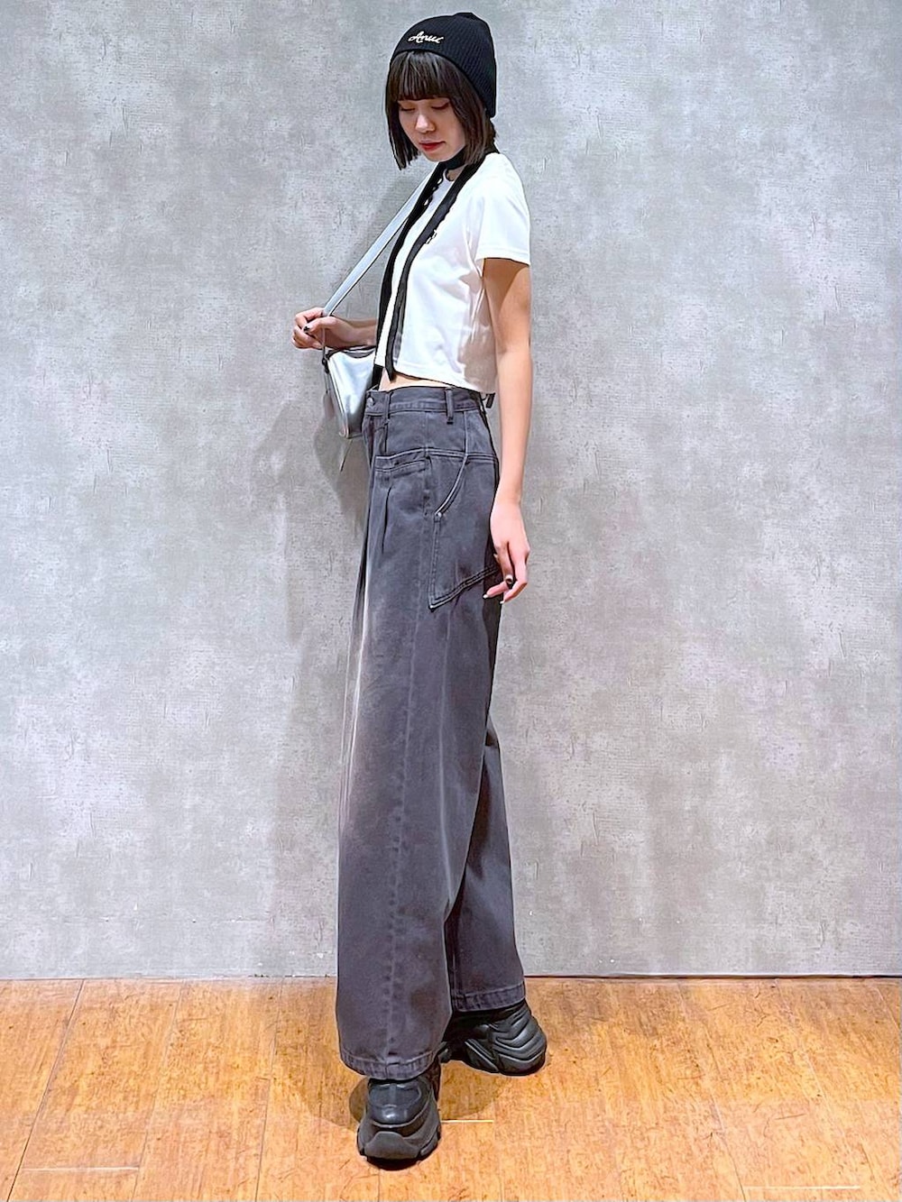 ブラック系のスニーカー、ブラック系のネクタイ、ホワイト系のTシャツ/カットソーを着用したレディースの夏コーディネートの6枚目の写真