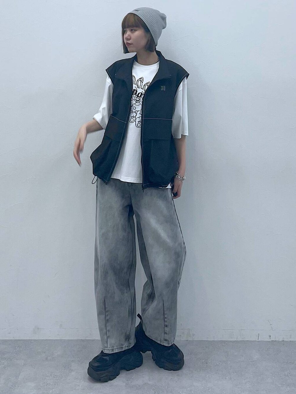 ブラック系のスニーカー、ブラック系のデニムパンツ、ホワイト系のTシャツ/カットソーを着用したレディースの夏コーディネートの3枚目の写真