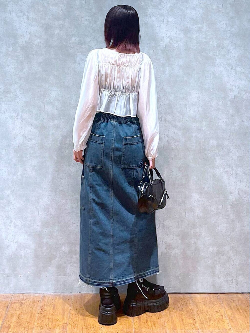 ブラック系のスニーカー、ホワイト系のシャツ/ブラウス、ブラック系のキャミソールを着用したレディースの春コーディネートの4枚目の写真