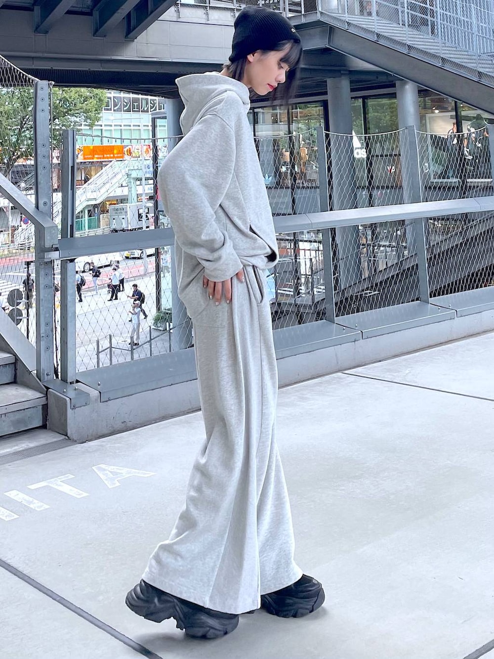 ブラック系のスニーカー、グレー系のパーカー、グレー系のスウェットパンツを着用したレディースの秋コーディネートの7枚目の写真