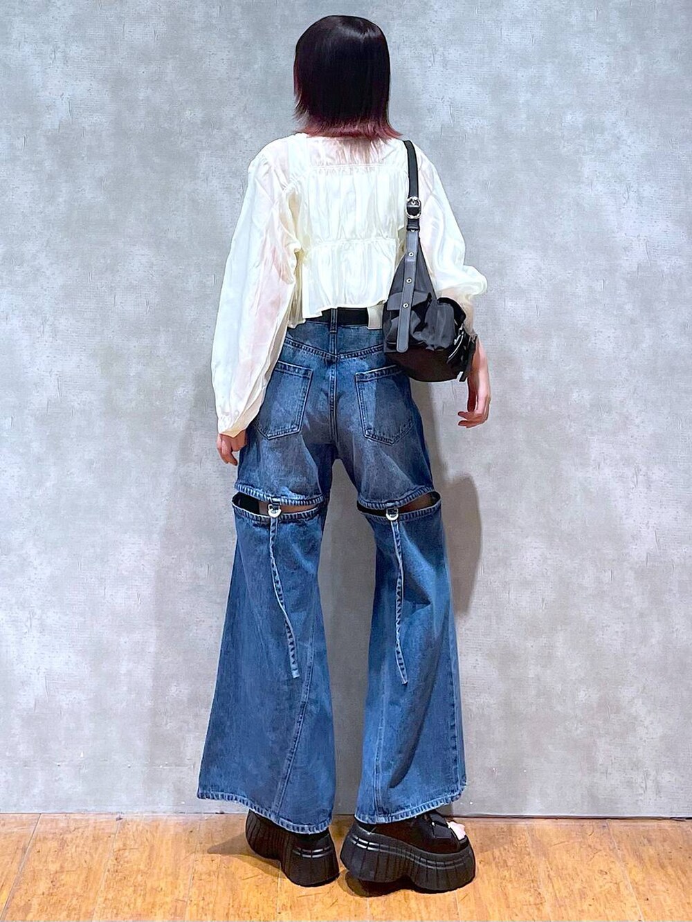 ブラック系のスニーカー、ブラック系のショルダーバッグ、ベージュ系のシャツ/ブラウスを着用したレディースの春コーディネートの5枚目の写真