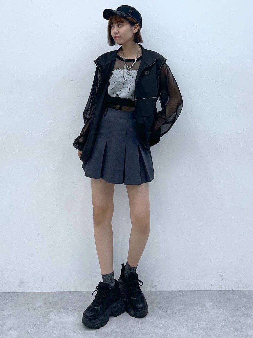 ブラック系のスニーカー、ブラック系のキャミソール、グレー系のその他パンツを着用したレディースの夏コーディネートの3枚目の写真