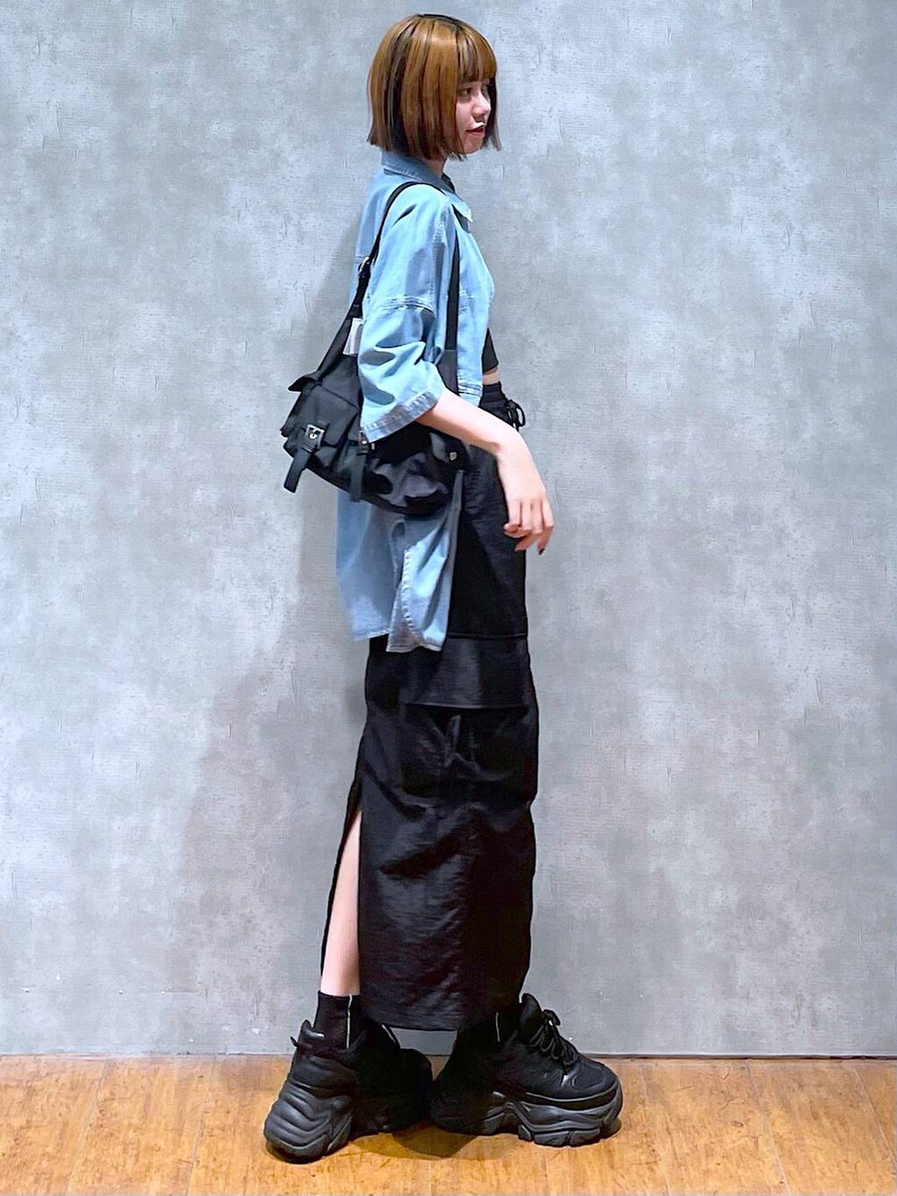 ブラック系のショルダーバッグ、ブラック系のスニーカー、ブラック系のキャミソールを着用したレディースの夏コーディネートの5枚目の写真