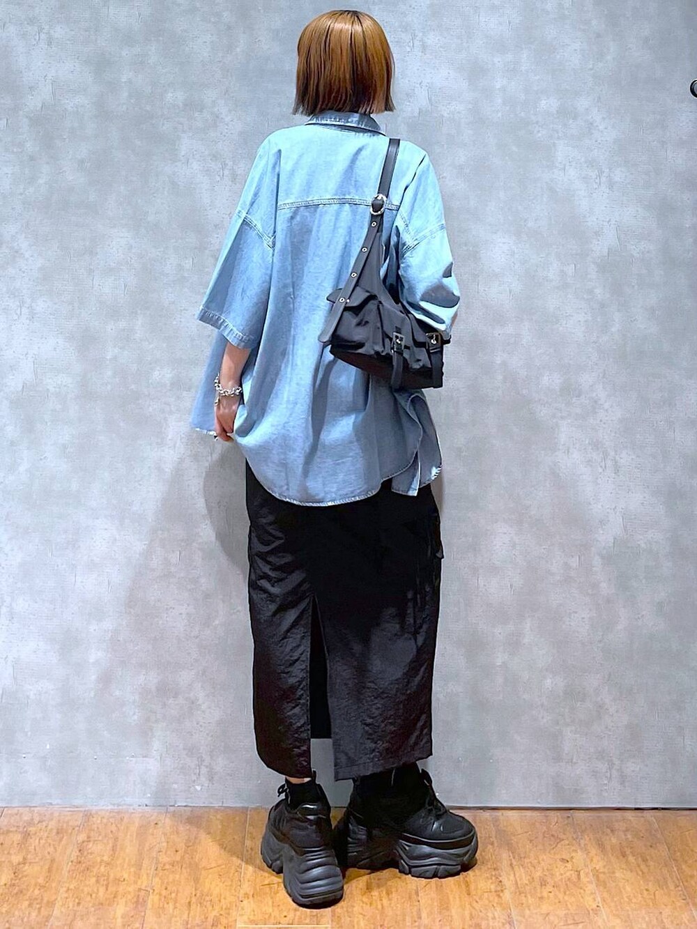 ブラック系のショルダーバッグ、ブラック系のスニーカー、ブラック系のキャミソールを着用したレディースの夏コーディネートの6枚目の写真