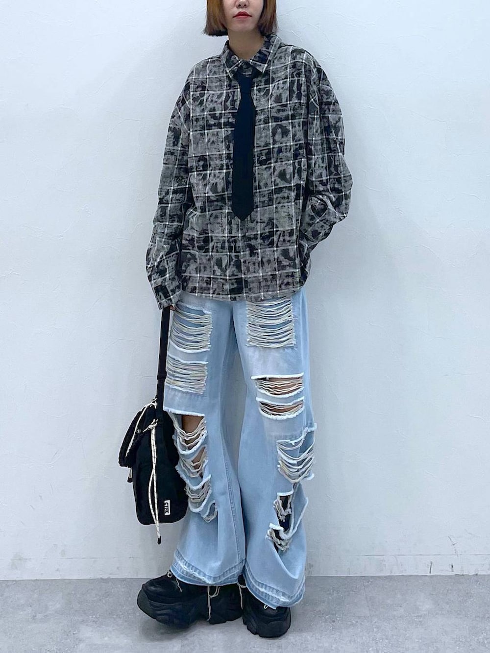 その他のデニムパンツ、ブラック系のショルダーバッグ、ブラック系のスニーカーを着用したレディースの夏コーディネートの4枚目の写真