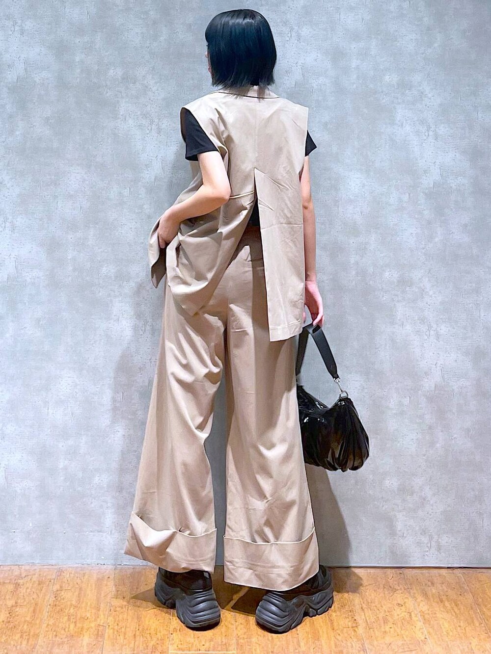 ブラック系のスニーカー、ブラック系のTシャツ/カットソー、ブラック系のショルダーバッグを着用したレディースの夏コーディネートの5枚目の写真