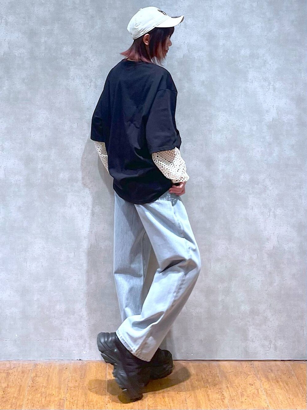 ブラック系のスニーカー、ブラック系のTシャツ/カットソー、ホワイト系のTシャツ/カットソーを着用したレディースの春コーディネートの7枚目の写真