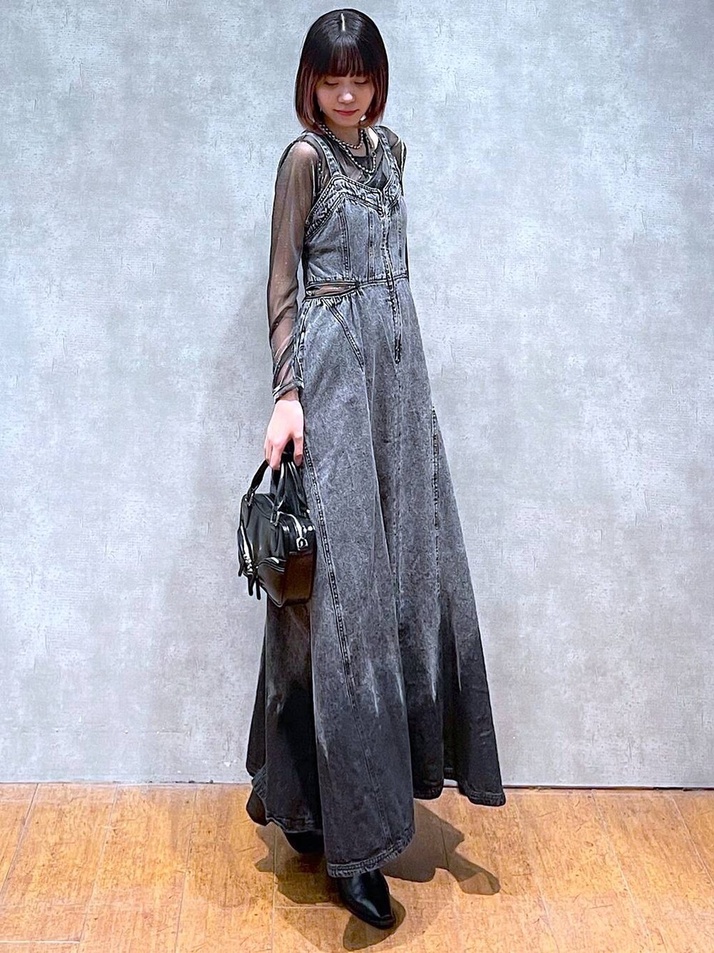 ブラック系のTシャツ/カットソー、ブラック系のワンピース、ブラック系のキャミソールを着用したレディースの春コーディネートの8枚目の写真