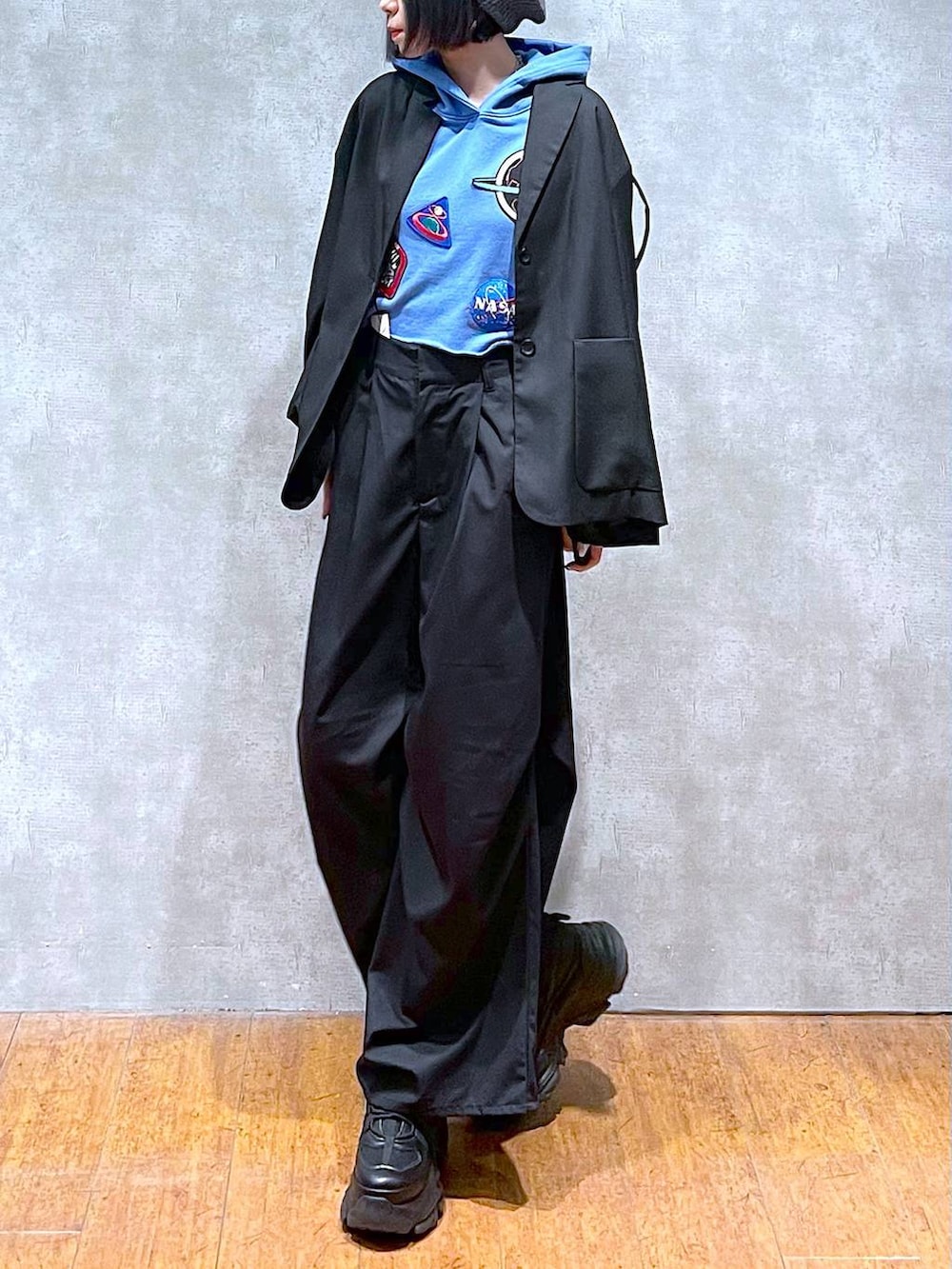 ブラック系のスニーカー、ブラック系のテーラードジャケット、ブラック系のその他パンツを着用したレディースの秋コーディネートの6枚目の写真