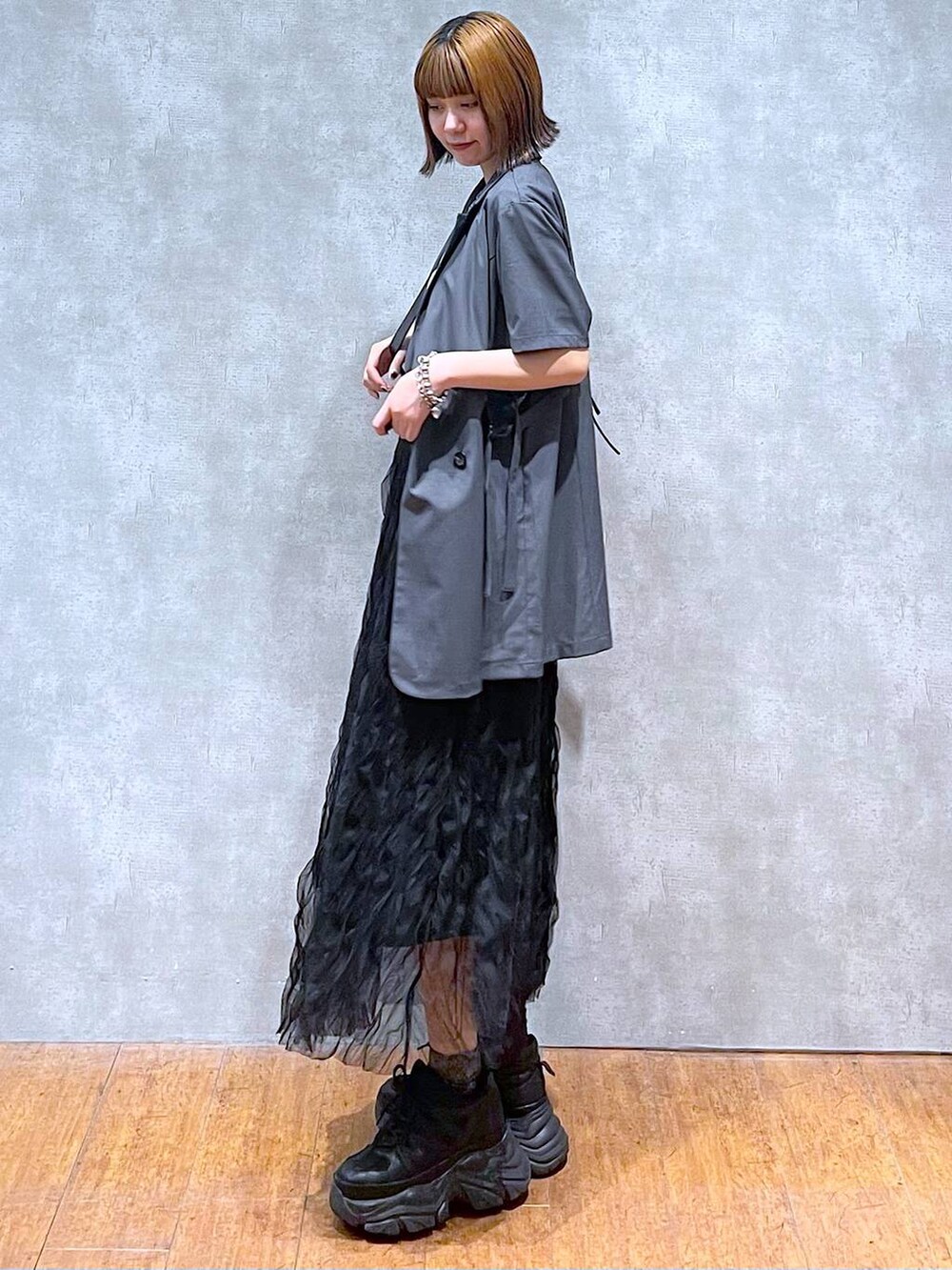 ブラック系のスニーカー、グレー系のテーラードジャケット、ホワイト系のTシャツ/カットソーを着用したレディースの夏コーディネートの5枚目の写真