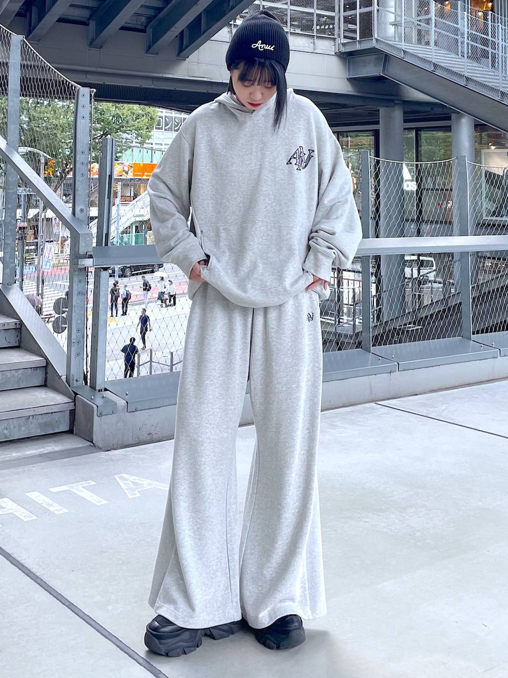 ブラック系のスニーカー、グレー系のパーカー、グレー系のスウェットパンツを着用したレディースの秋コーディネートの10枚目の写真