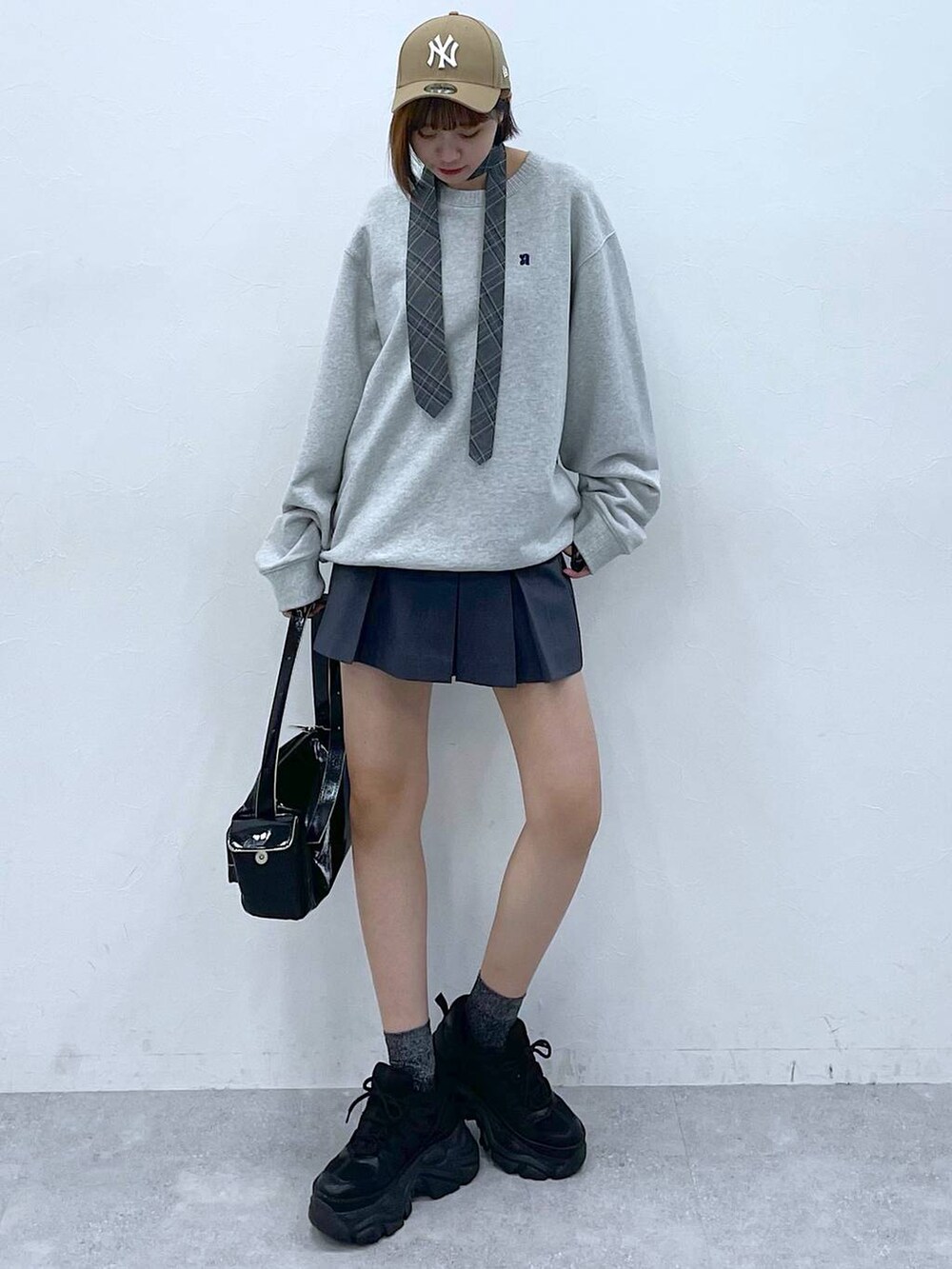 グレー系のその他パンツ、ブラック系のスニーカー、ブラック系のショルダーバッグを着用したレディースの夏コーディネートの6枚目の写真