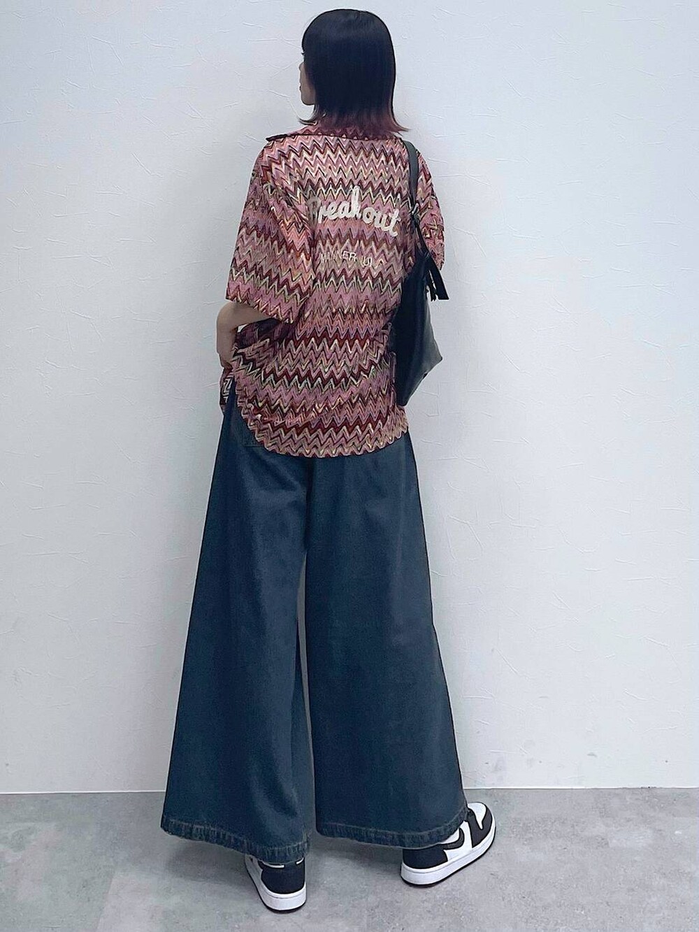 ピンク系のシャツ/ブラウス、ブルー系のデニムパンツ、ホワイト系のTシャツ/カットソーを着用したレディースの春コーディネートの7枚目の写真