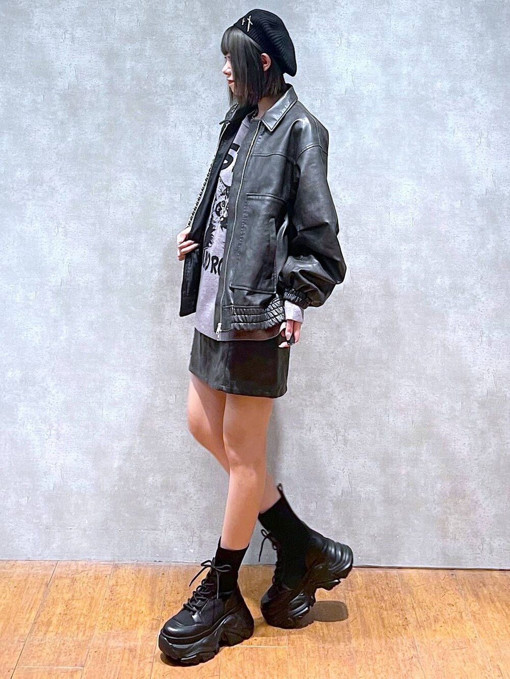 「差し色コーデ、高身長、女子ウケ、秋コーデ、スカート、モノトーン、ニット、ユニセックス、韓国系、韓国ファッション、骨格ナチュラル、モード、カジュアル、PAGEBOY、PBLIM」|「PAGEBOYのレースアップソックスブーツ(ブーツ、ブラック系)」を使った、Kotohaさん(レディース・170cm)の秋コーディネートの8枚目の写真