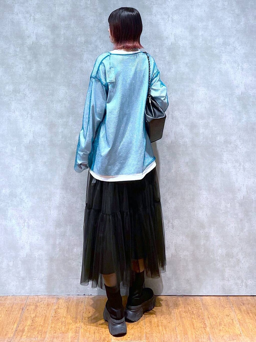 ホワイト系のTシャツ/カットソー、ブラック系のショルダーバッグ、ブラック系のスカートを着用したレディースの春コーディネートの6枚目の写真