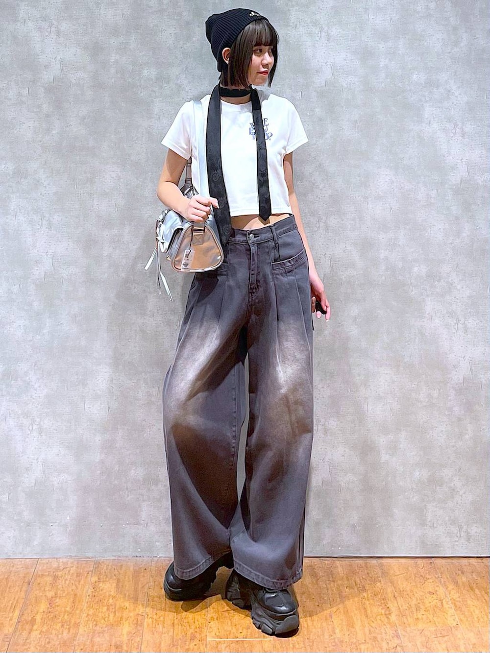 ブラック系のスニーカー、ブラック系のネクタイ、ホワイト系のTシャツ/カットソーを着用したレディースの夏コーディネートの2枚目の写真