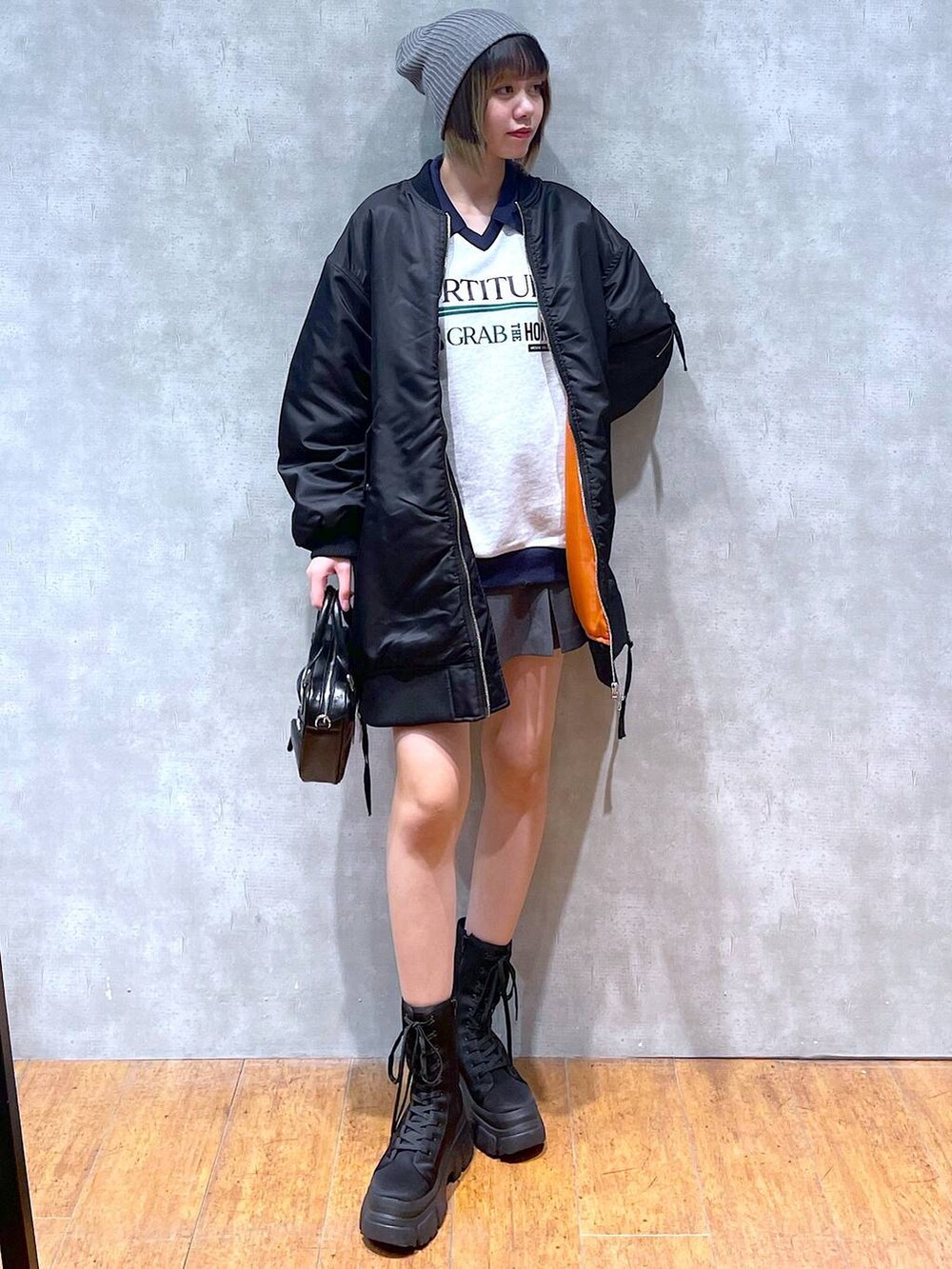 グレー系のその他パンツ、ブラック系のMA-1、ブラック系のブーツを着用したレディースの冬コーディネートの3枚目の写真