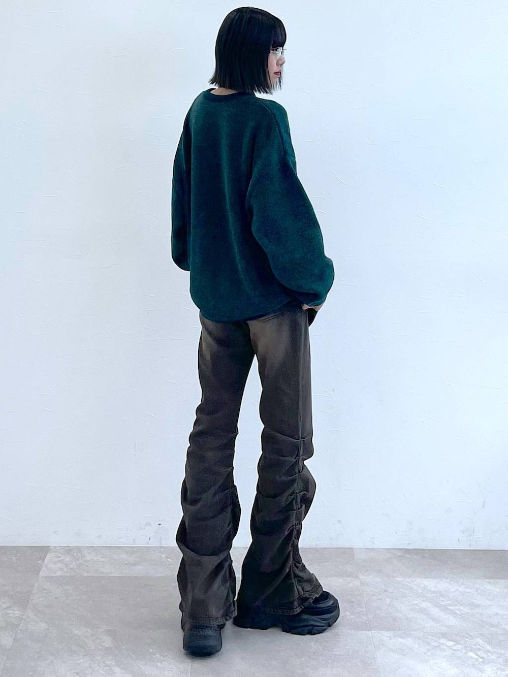 ブラック系のスニーカー、グレー系のネクタイ、ブラック系のデニムパンツを着用したレディースの秋コーディネートの5枚目の写真