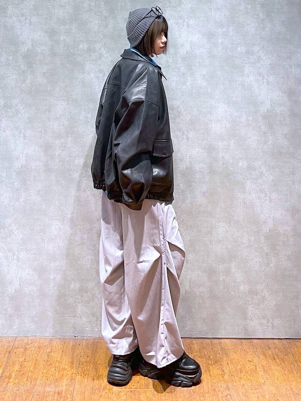 ブラック系のスニーカー、ブラック系のブルゾン、ブルー系のシャツ/ブラウスを着用したレディースの秋コーディネートの7枚目の写真