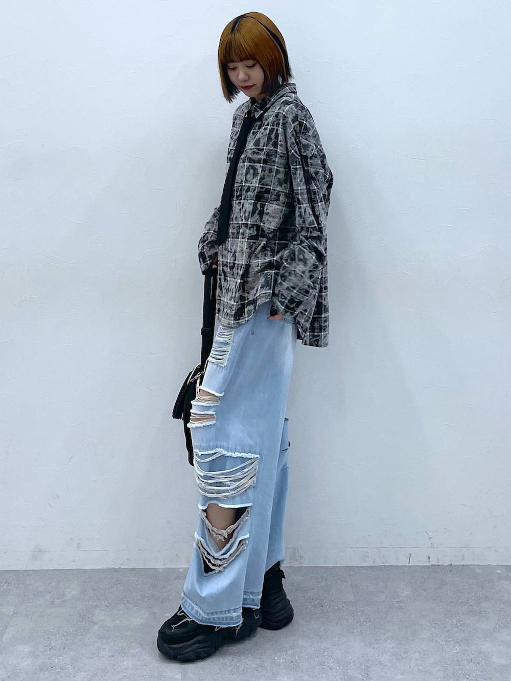 その他のデニムパンツ、ブラック系のショルダーバッグ、ブラック系のスニーカーを着用したレディースの夏コーディネートの6枚目の写真