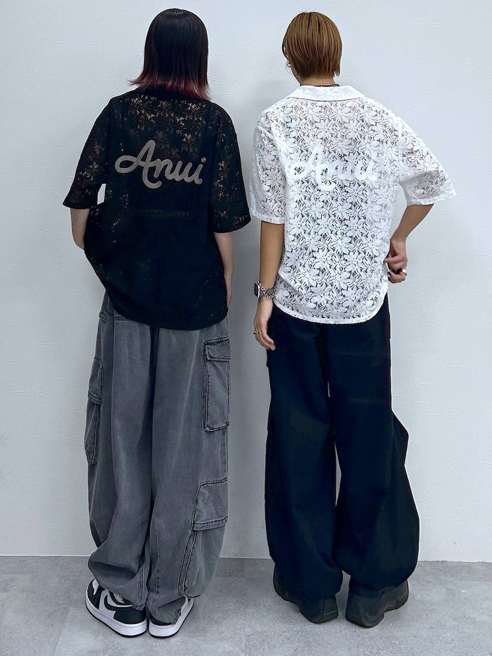 ブラック系のシャツ/ブラウス、ホワイト系のシャツ/ブラウス、ブラック系のキャミソールを着用したレディースの春コーディネートの6枚目の写真