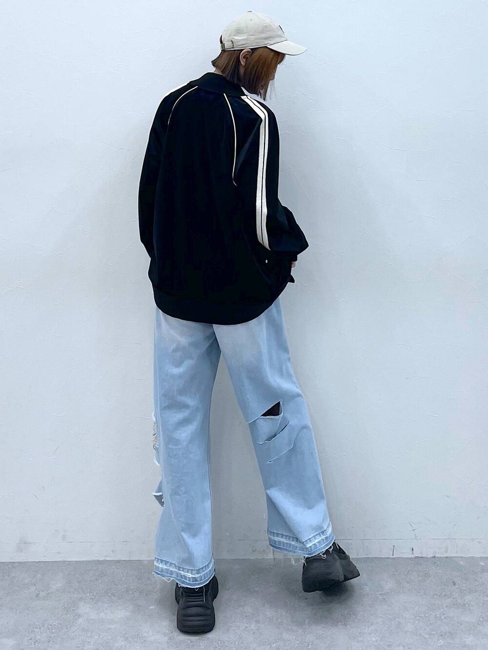 その他のデニムパンツ、ブラック系のキャミソール、ブラック系のスニーカーを着用したレディースの秋コーディネートの6枚目の写真