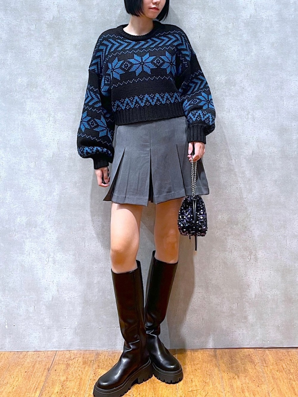 ブラック系のニット/セーター、グレー系のその他パンツ、ブラック系のショルダーバッグを着用したレディースの冬コーディネートの2枚目の写真