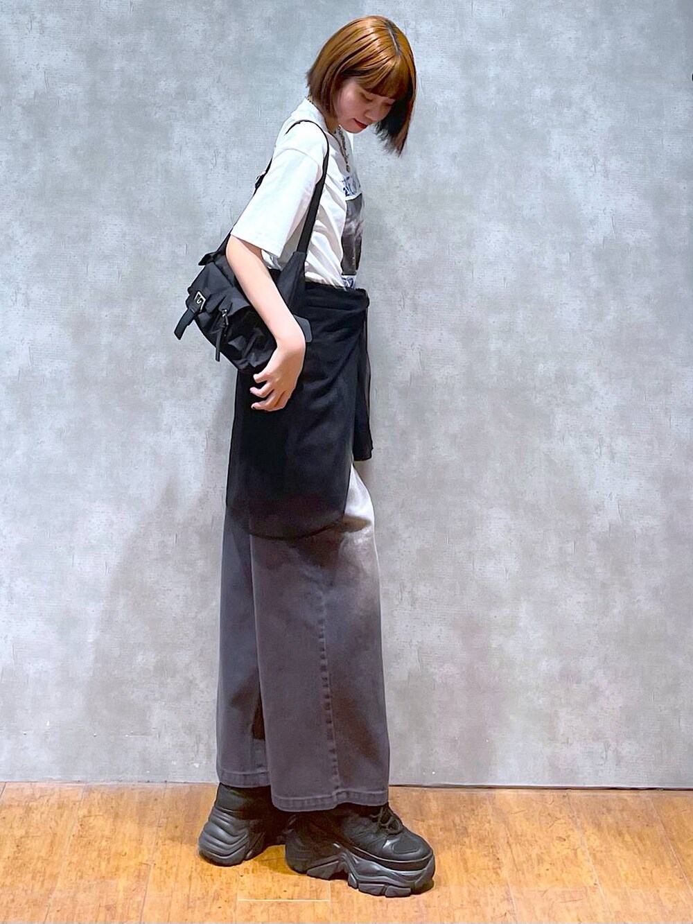 ブラック系のショルダーバッグ、ブラック系のスニーカー、ブラック系のシャツ/ブラウスを着用したレディースの夏コーディネートの4枚目の写真