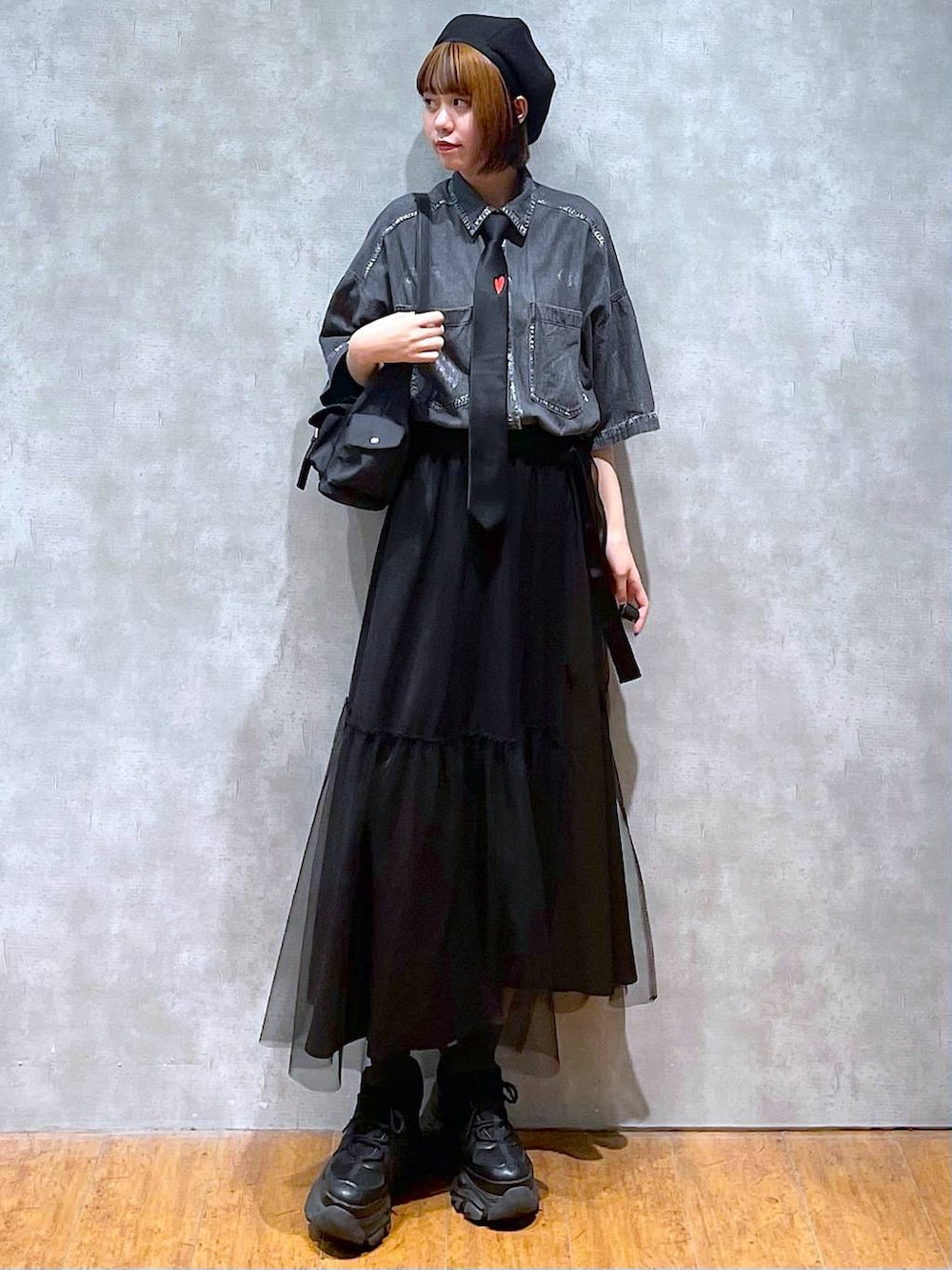 ブラック系のショルダーバッグ、ブラック系のスニーカー、ブラック系のシャツ/ブラウスを着用したレディースの夏コーディネートの3枚目の写真