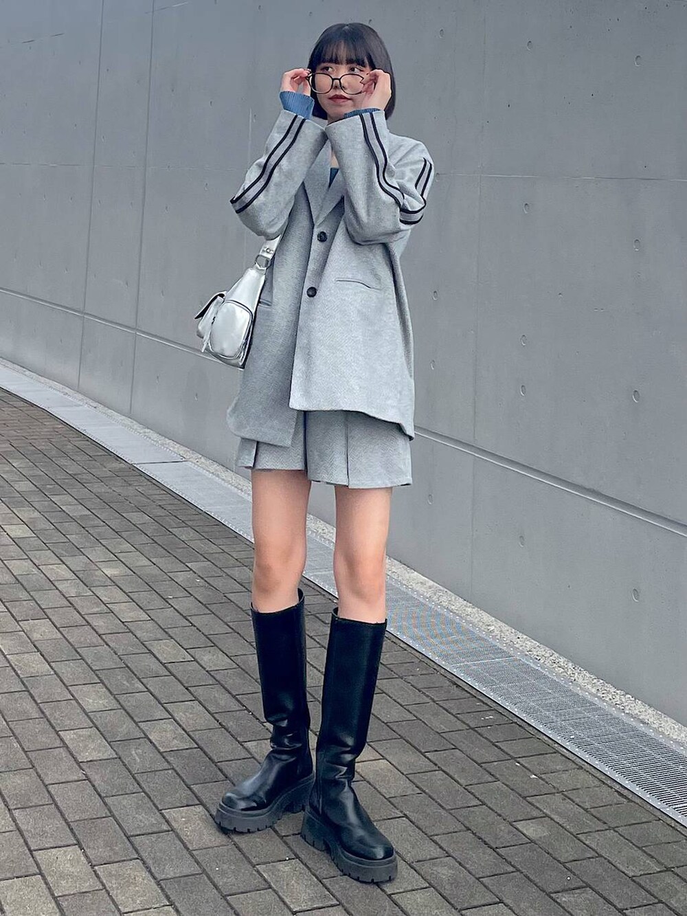 シルバー系のショルダーバッグ、ブラック系のその他パンツ、ブラック系のテーラードジャケットを着用したレディースの秋コーディネートの4枚目の写真