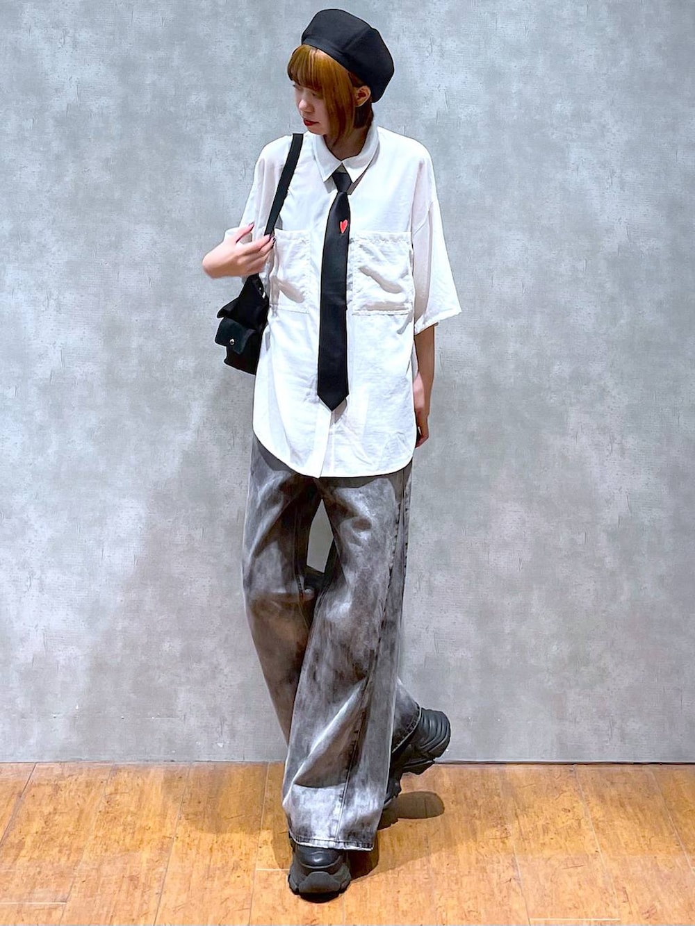 ブラック系のショルダーバッグ、ブラック系のデニムパンツ、ブラック系のスニーカーを着用したレディースの夏コーディネートの7枚目の写真