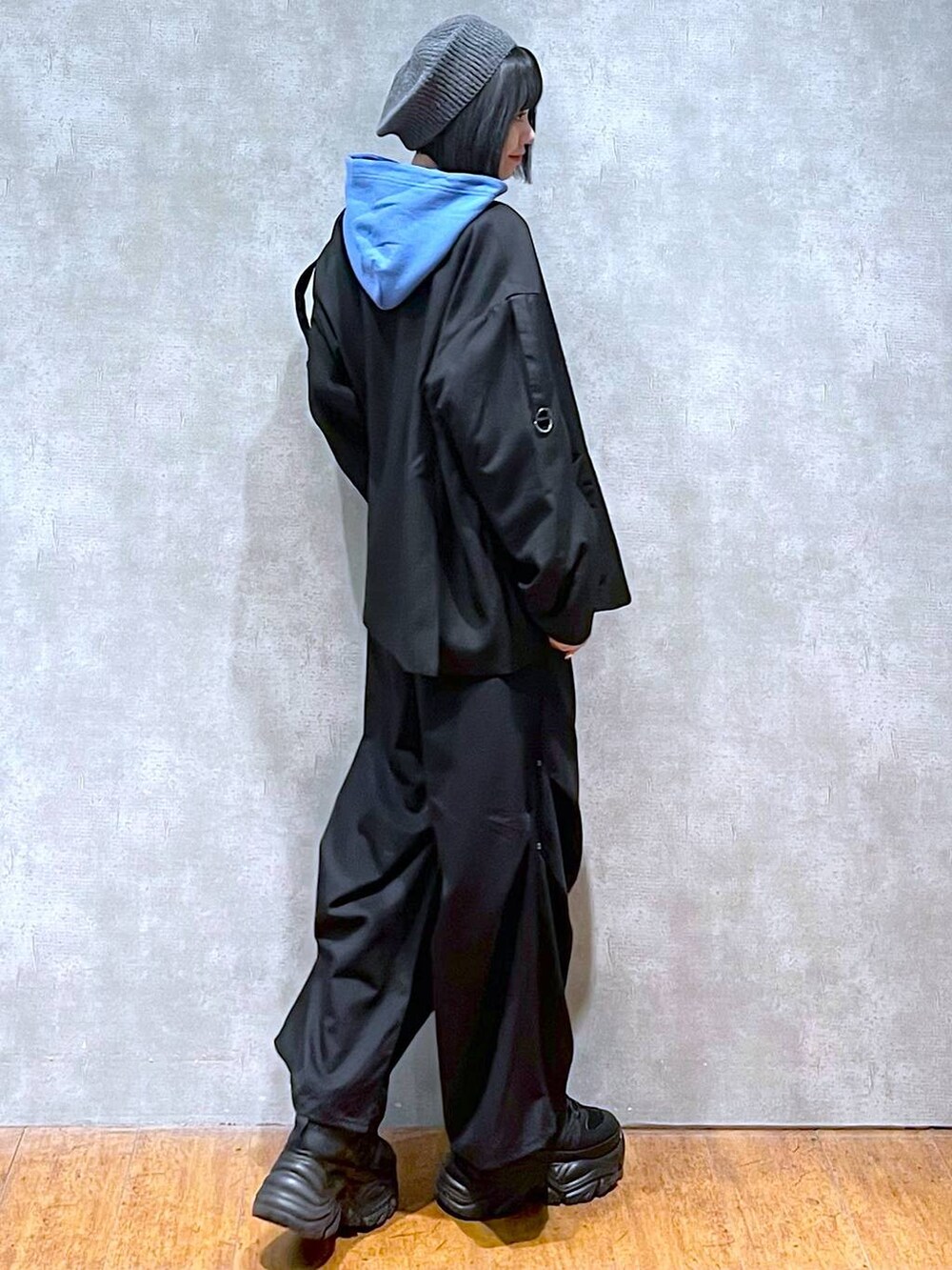 ブラック系のスニーカー、ブラック系のテーラードジャケット、ブラック系のその他パンツを着用したレディースの秋コーディネートの8枚目の写真