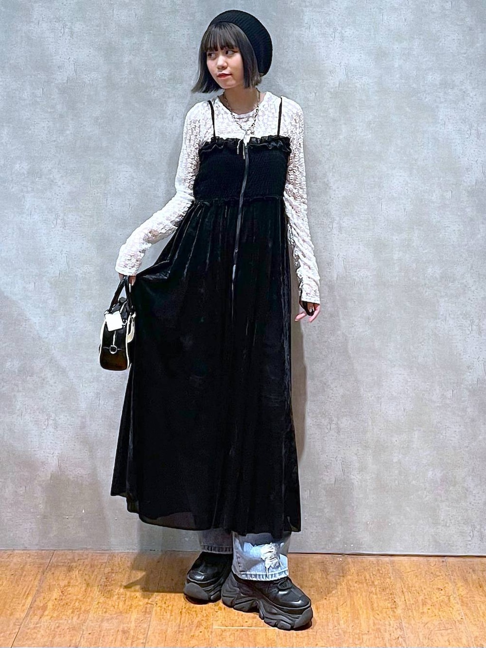 ブラック系のスニーカー、ブラック系のショルダーバッグ、ブルー系のデニムパンツを着用したレディースの夏コーディネートの7枚目の写真