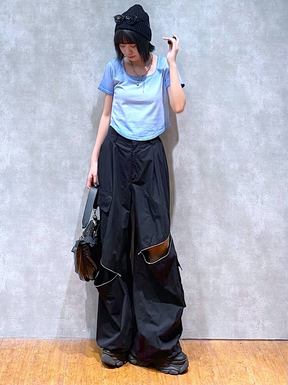 ブラック系のスニーカー、ブラック系のカーゴパンツ、ブルー系のTシャツ/カットソーを着用したレディースの夏コーディネートの8枚目の写真