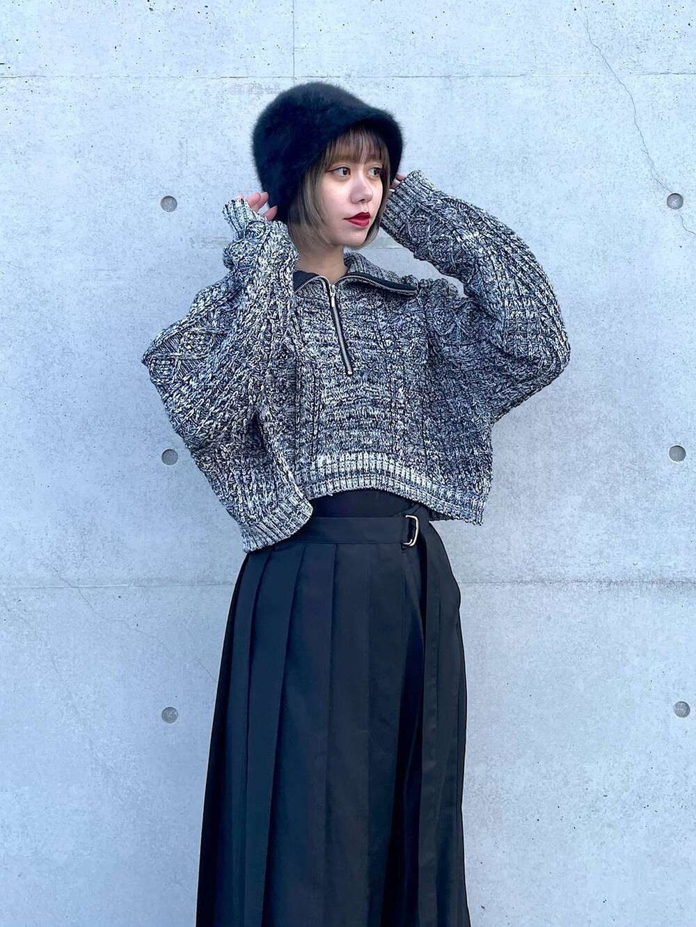 ブラック系のブーツ、グレー系のニット/セーター、ブラック系のその他パンツを着用したレディースの冬コーディネートの2枚目の写真