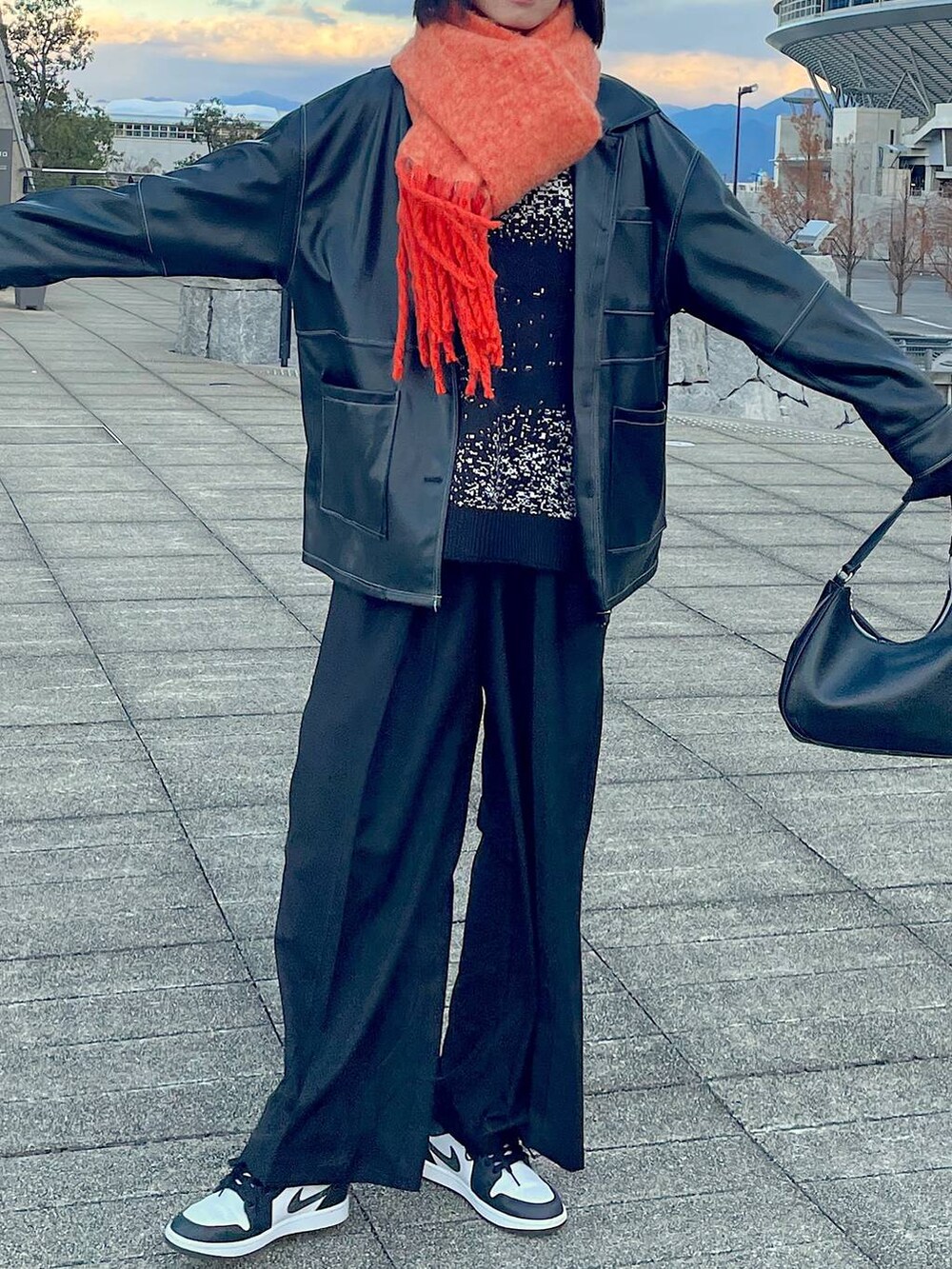 ブラック系のスラックス、ブラック系のニット/セーターを着用したレディースの冬コーディネートの3枚目の写真