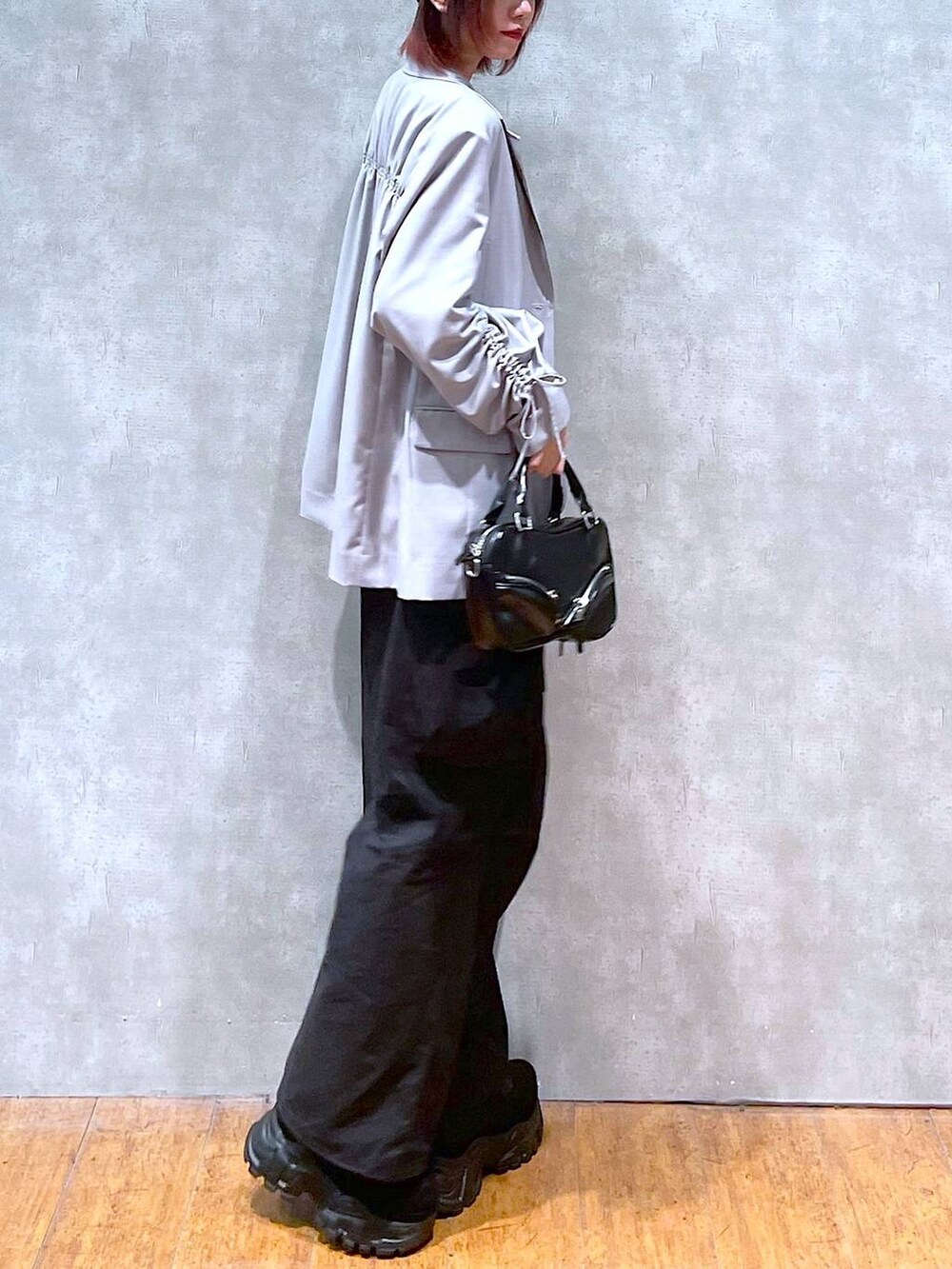 ベージュ系のテーラードジャケット、ホワイト系のTシャツ/カットソー、ブラック系のカーゴパンツを着用したレディースの春コーディネートの6枚目の写真