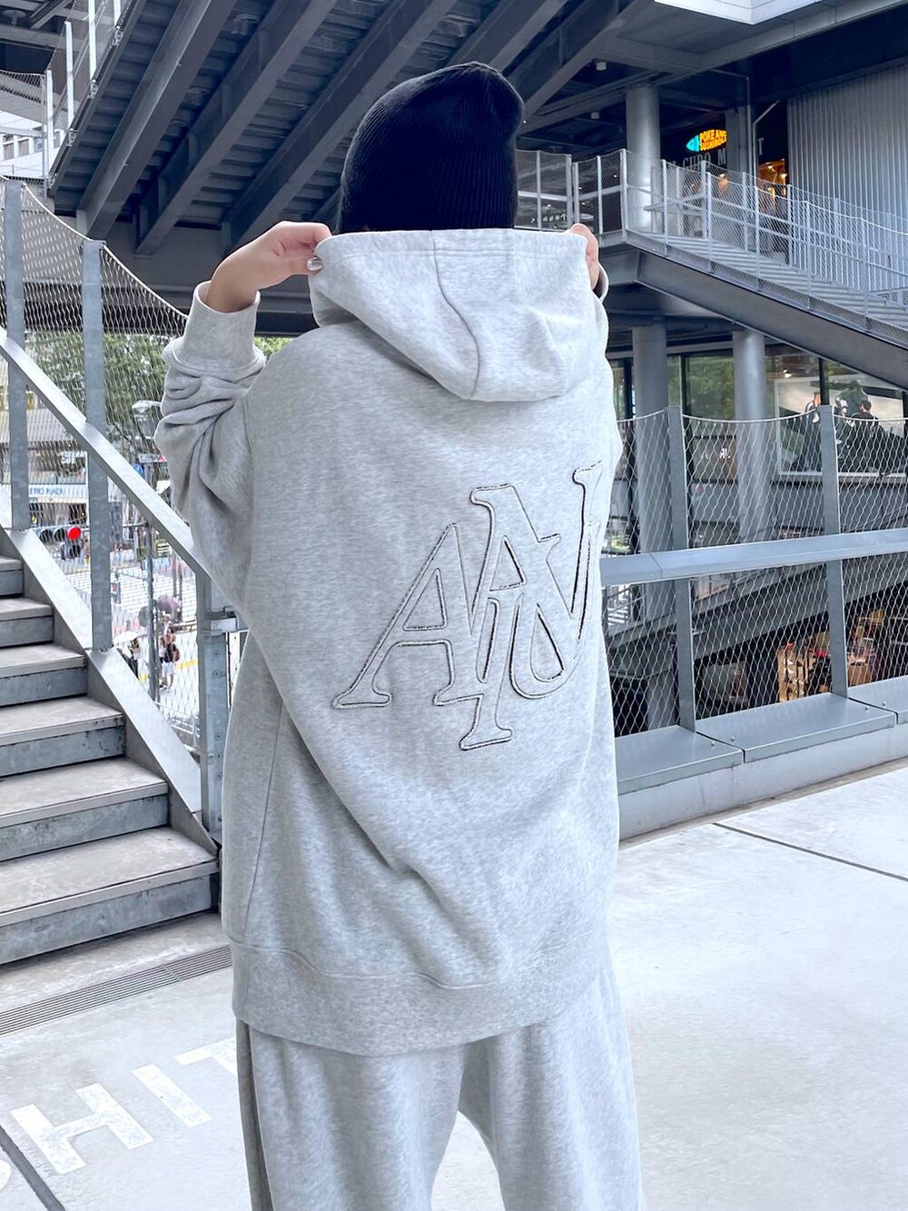 ブラック系のスニーカー、グレー系のパーカー、グレー系のスウェットパンツを着用したレディースの秋コーディネートの2枚目の写真