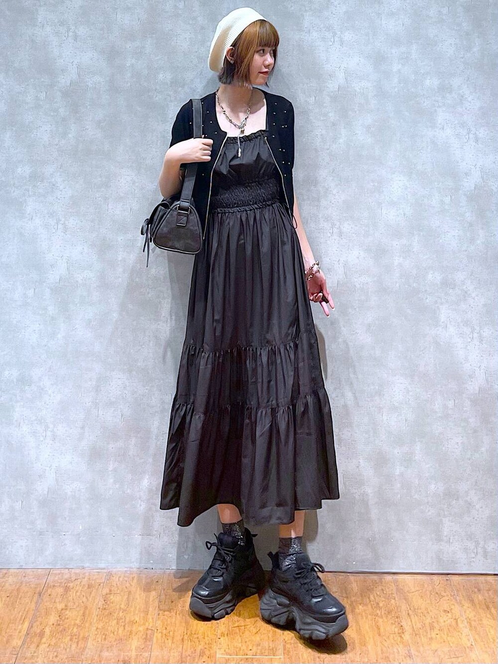 ブラック系のスニーカー、ブラック系のワンピース、ブラック系のショルダーバッグを着用したレディースの夏コーディネートの3枚目の写真