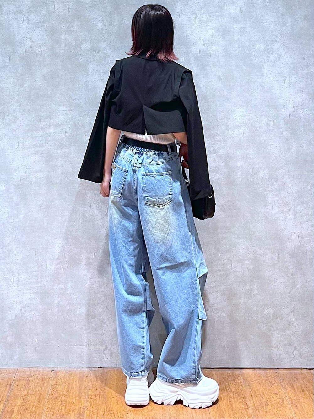 ホワイト系のタンクトップ、ホワイト系のスニーカー、ブラック系のボストンバッグを着用したレディースの春コーディネートの6枚目の写真