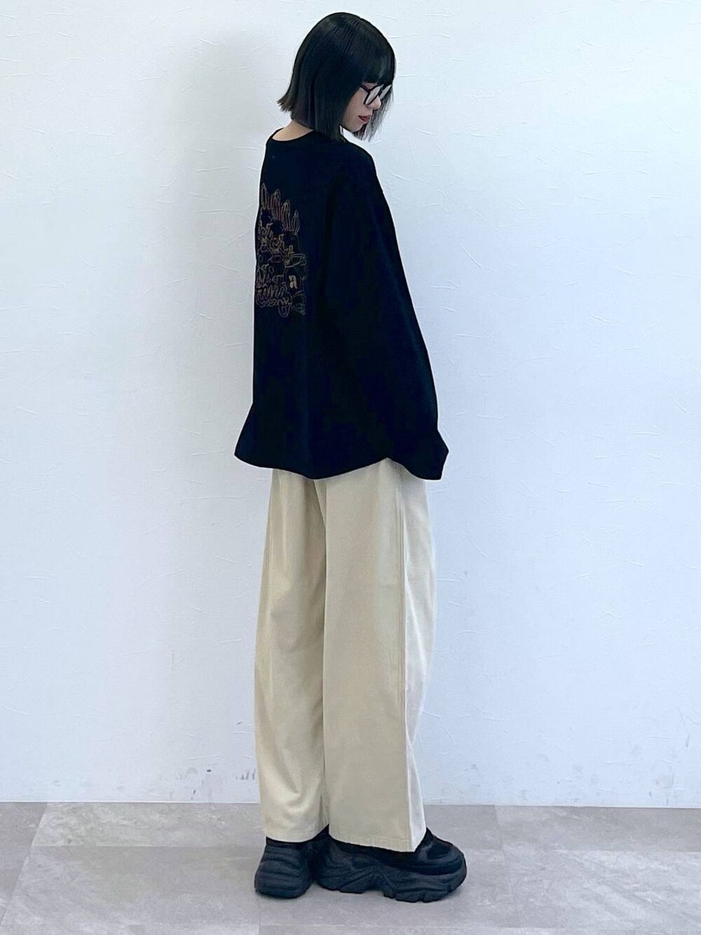 ブラック系のスニーカー、グレー系のネクタイ、ブラック系のTシャツ/カットソーを着用したレディースの秋コーディネートの9枚目の写真