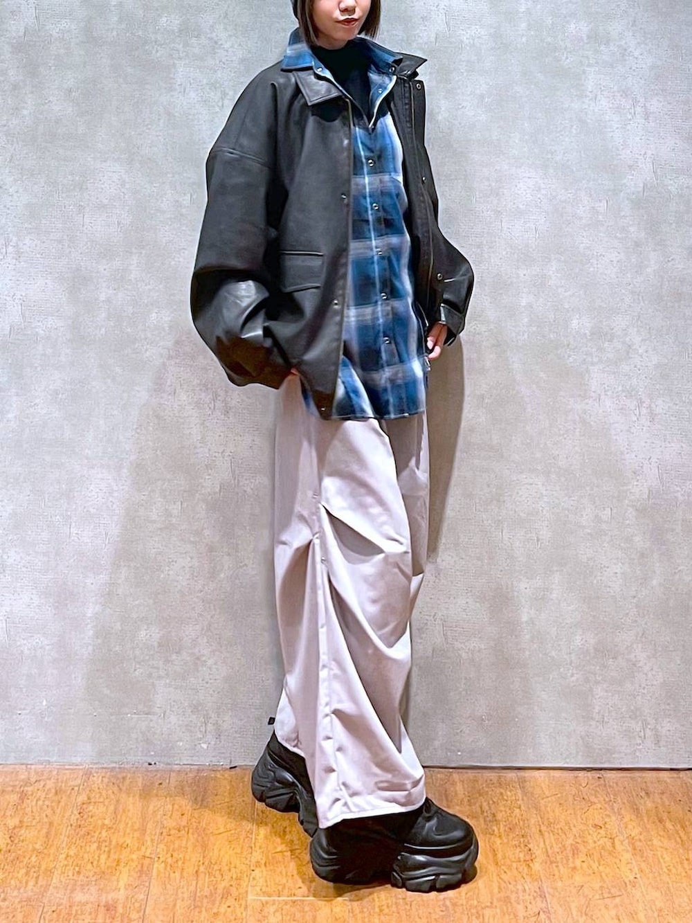 ブラック系のスニーカー、ブラック系のブルゾン、ブルー系のシャツ/ブラウスを着用したレディースの秋コーディネートの6枚目の写真