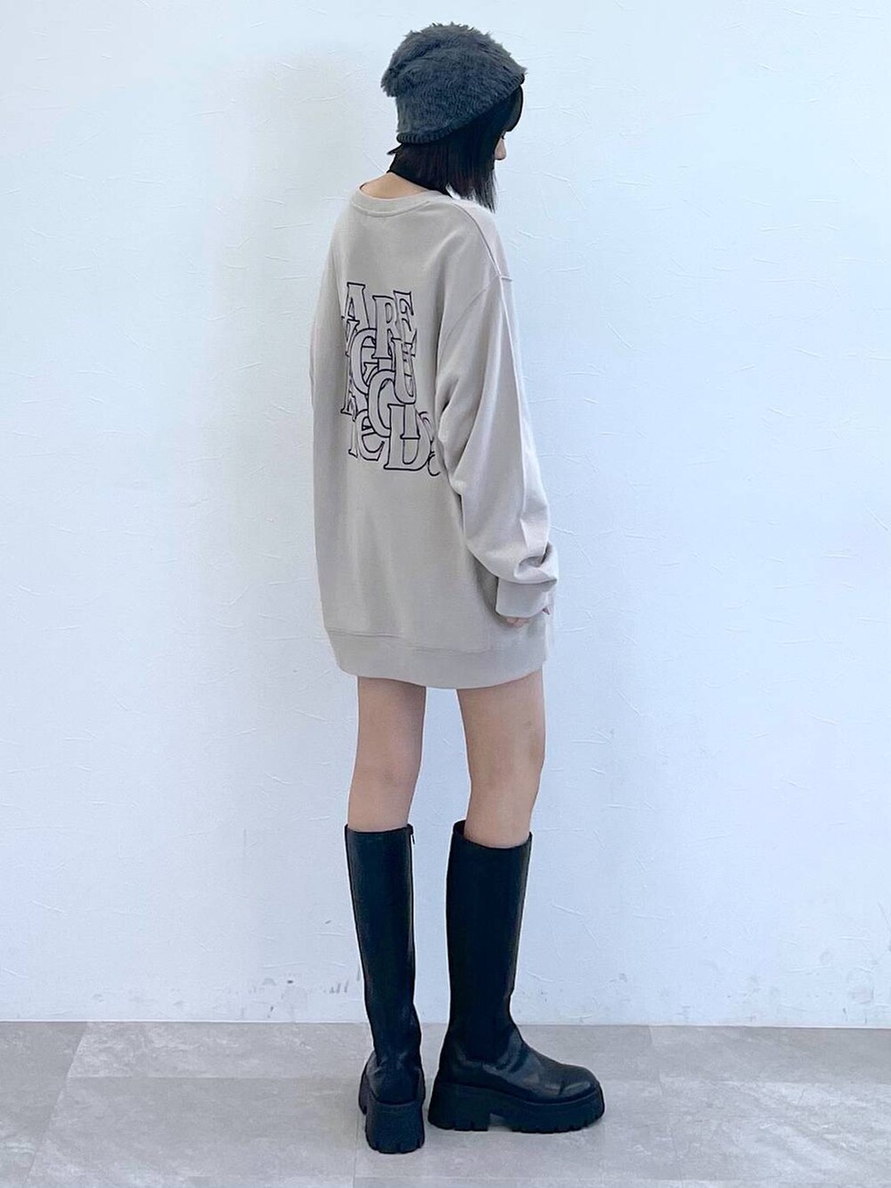 ブラック系のネクタイ、ブラック系のブーツ、ブラック系のその他パンツを着用したレディースの秋コーディネートの6枚目の写真