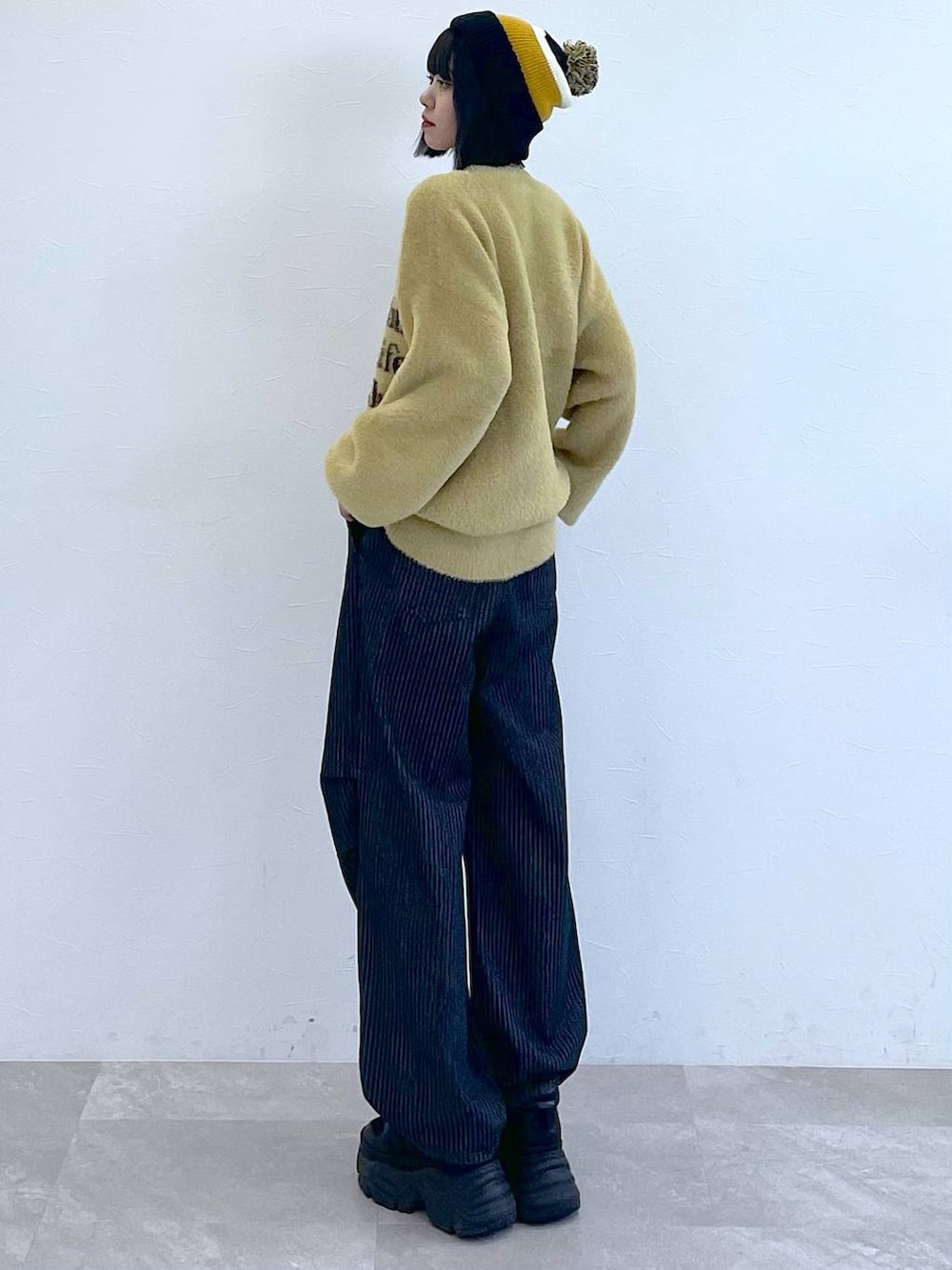 「差し色コーデ、高身長、女子ウケ、秋コーデ、骨格ナチュラル、PAGEBOY、PBLIM、着痩せ・細見え、ニット帽、ニット、モード、カジュアル、デニムパンツ、メンズライク、ストリート」｜「PAGEBOYのプラットチャンキースニーカー（スニーカー、ブラック系）」を使った、Kotohaさん（レディース・170cm）の秋コーディネートの6枚目の写真