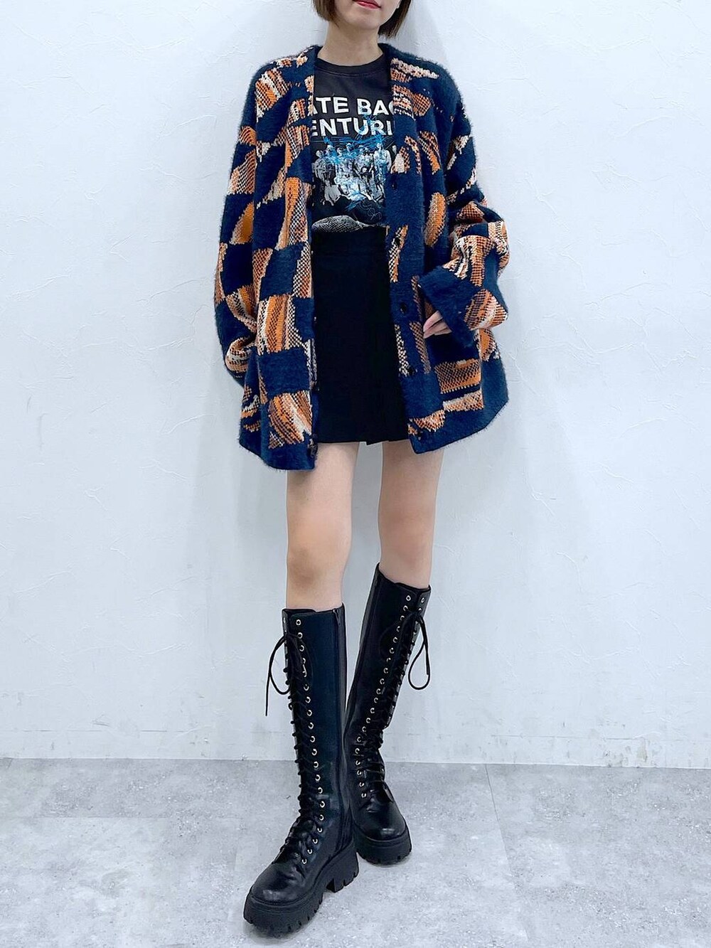 ブラック系のブーツ、ブラック系のその他パンツ、ブルー系のニット/セーターを着用したレディースの冬コーディネートの3枚目の写真