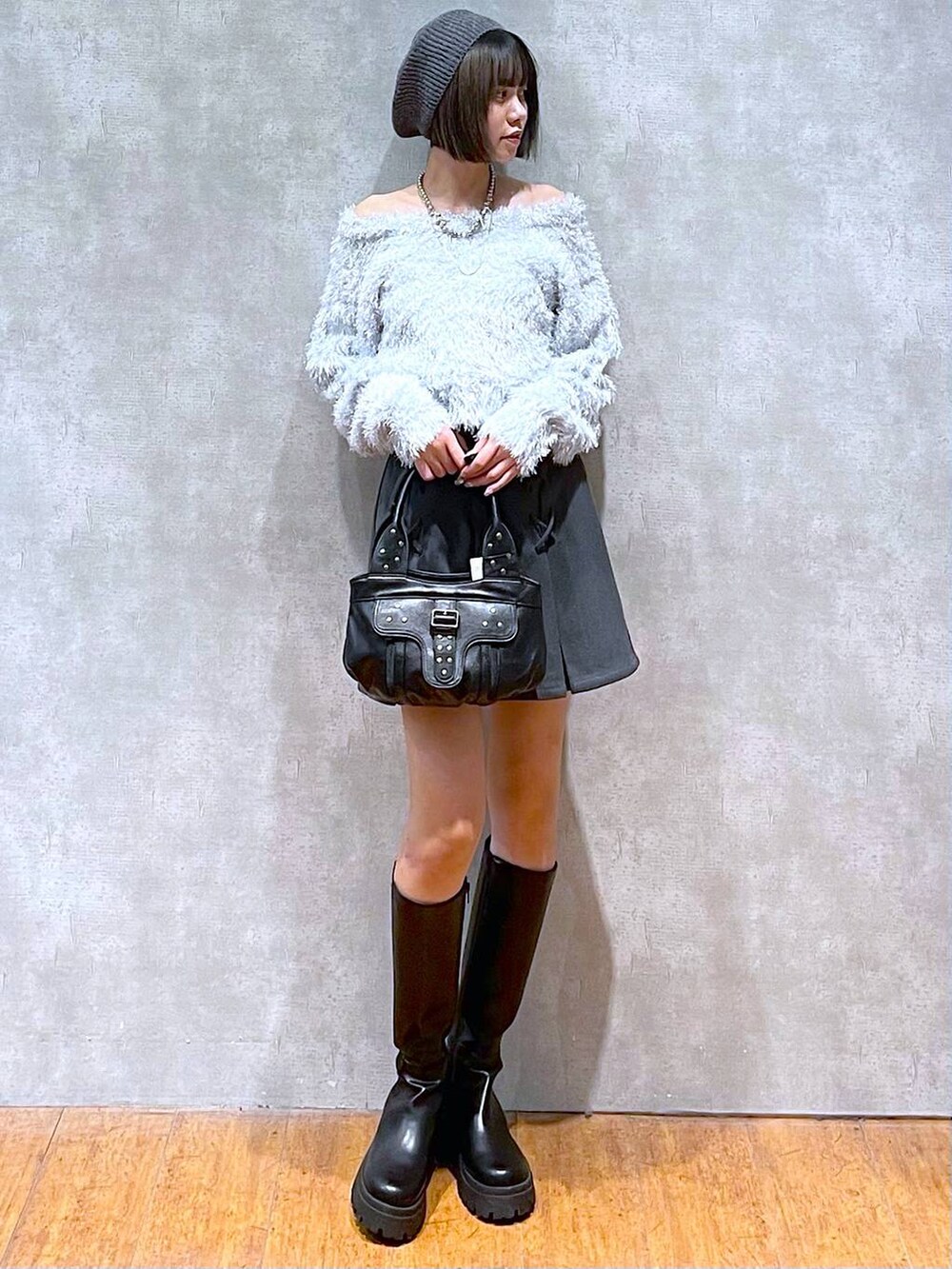 グレー系のその他パンツ、ブラック系のハンドバッグ、ブラック系のブーツを着用したレディースの秋コーディネートの9枚目の写真